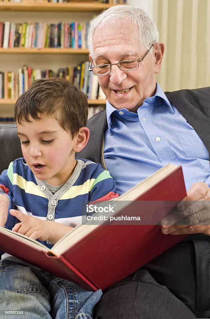 senior und Kind lesen - Lizenzfrei Vertikal Stock-Foto