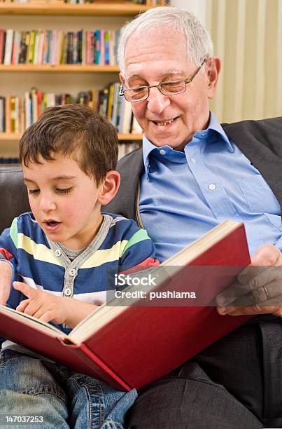 Senior Und Kind Lesen Stockfoto und mehr Bilder von Vertikal - Vertikal, Aktiver Senior, Alter Erwachsener