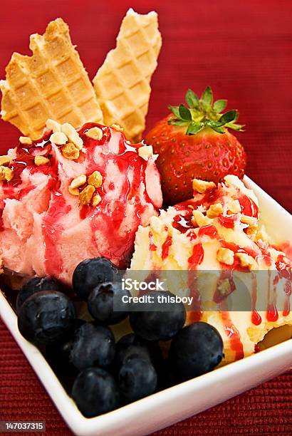 아이스크림 선디 건강에 좋지 않은 음식에 대한 스톡 사진 및 기타 이미지 - 건강에 좋지 않은 음식, 견과, 과일