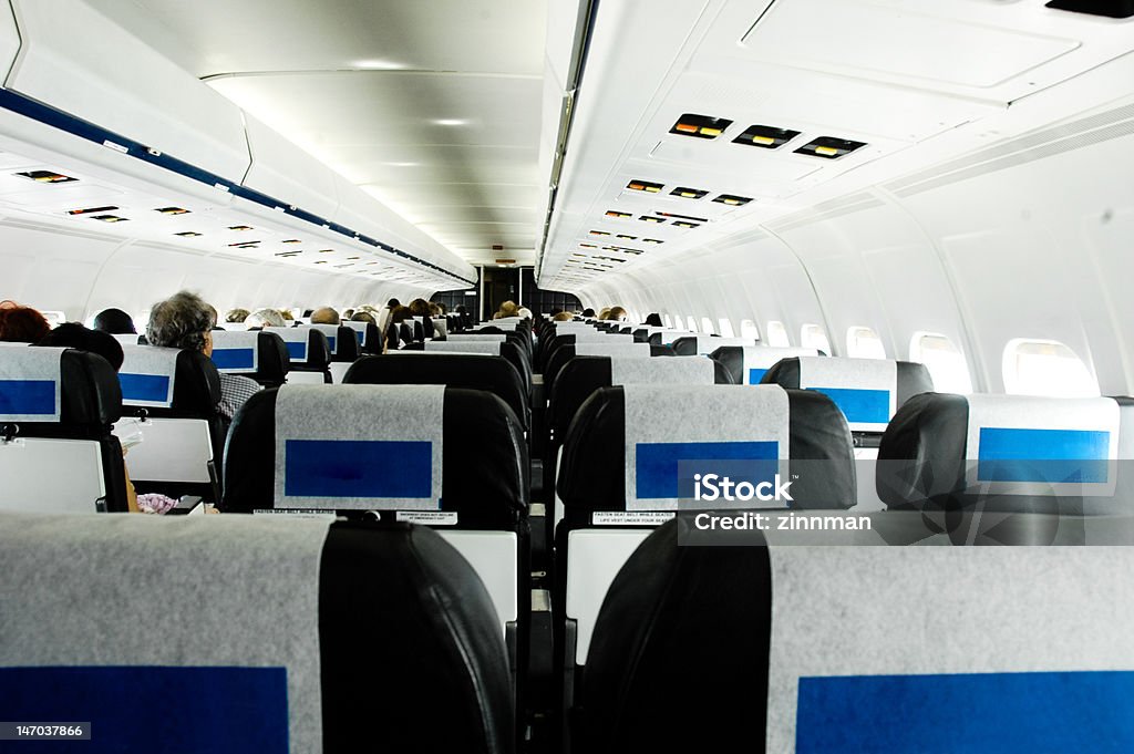 Leute Sitzen im Flugzeug, Rückansicht - Lizenzfrei Flugzeugsitz Stock-Foto