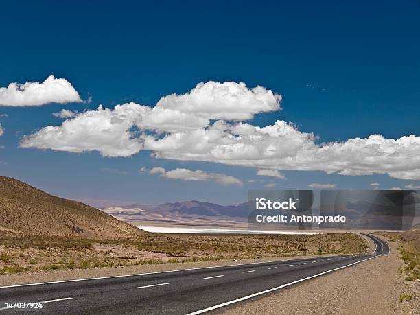 Carretera Del Desierto Foto de stock y más banco de imágenes de Aire libre - Aire libre, Asfalto, Azul