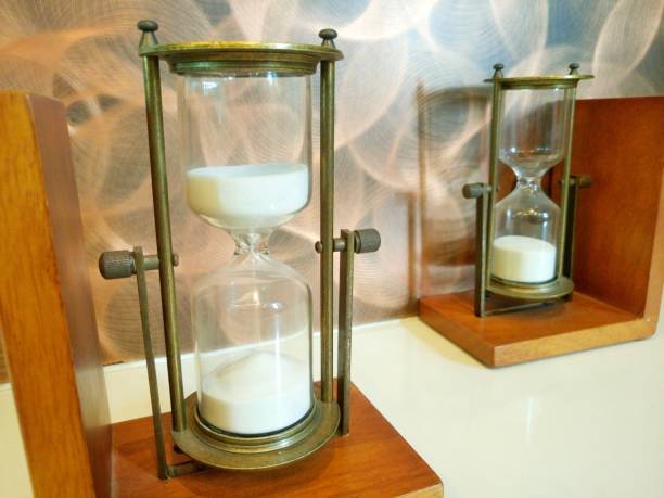 istock The bookends mixes with the hourglass. 1470383495