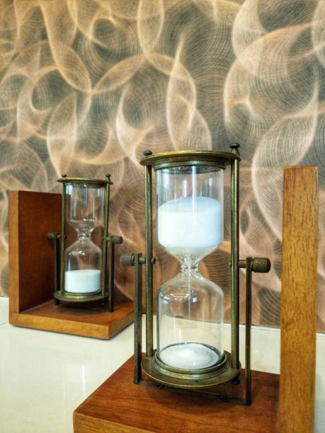 istock The bookends mixes with the hourglass. 1470383516
