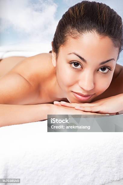 Mujer De Belleza Del Spa Foto de stock y más banco de imágenes de 20 a 29 años - 20 a 29 años, Acostado, Adulto