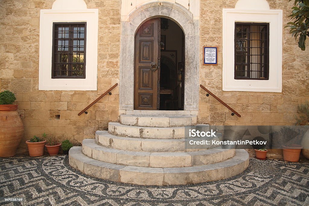 Edificio ingresso con porta passaggi - Foto stock royalty-free di Antico - Vecchio stile