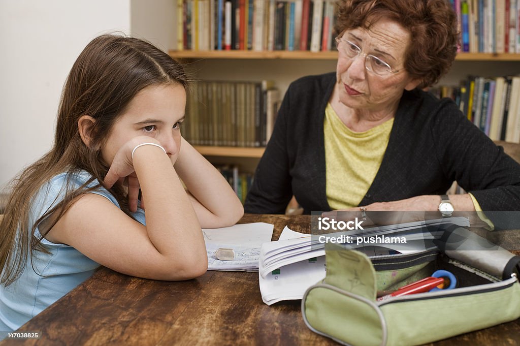 senior halping Kind machen Hausaufgaben - Lizenzfrei Alter Erwachsener Stock-Foto