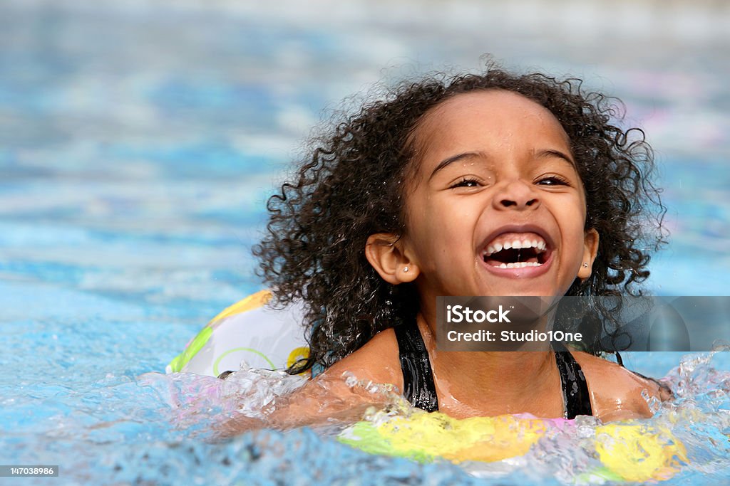 Una actitud exultante niños nadar en una piscina - Foto de stock de Niño libre de derechos