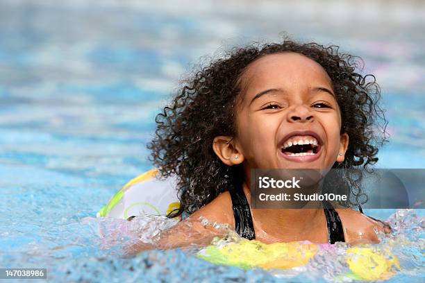 Un Festoso Nuotare In Una Piscina Per Bambini - Fotografie stock e altre immagini di Bambino - Bambino, Piscina, Nuoto