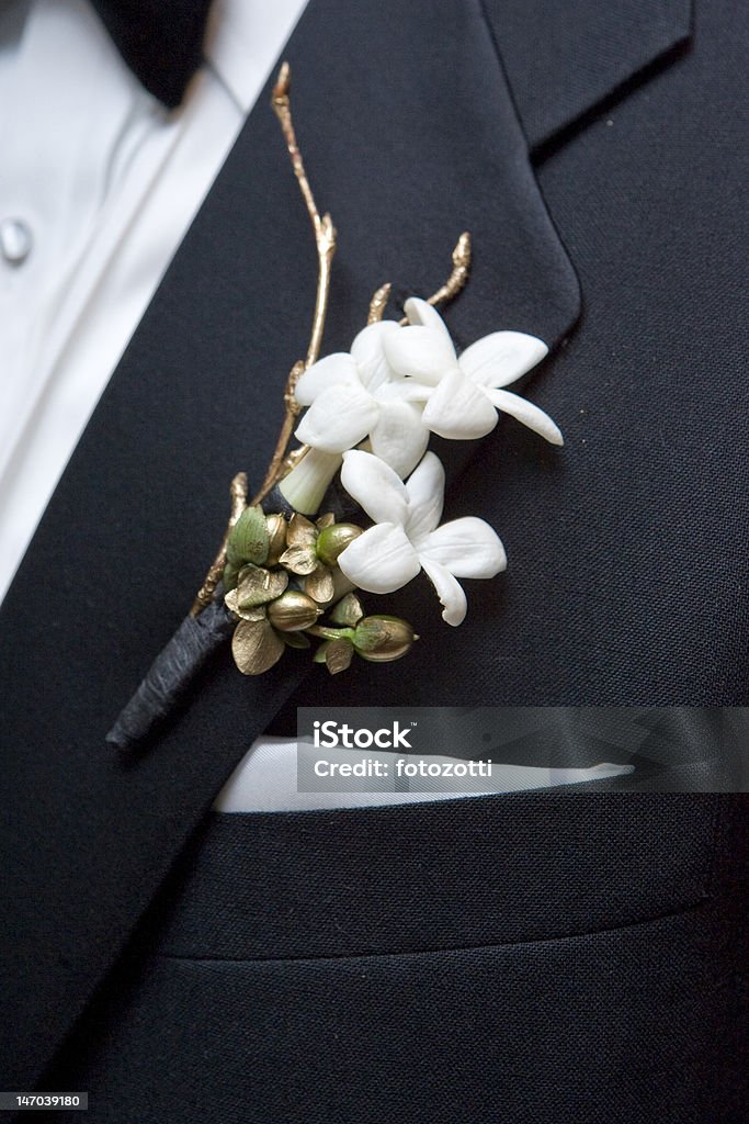 Branco Flor na lapela flores anexado a jaqueta formal - Foto de stock de Lenço de lapela royalty-free