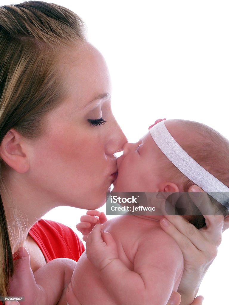 Jovem mãe segurando o Bebê Menina e beijando seu - Foto de stock de Adulto royalty-free