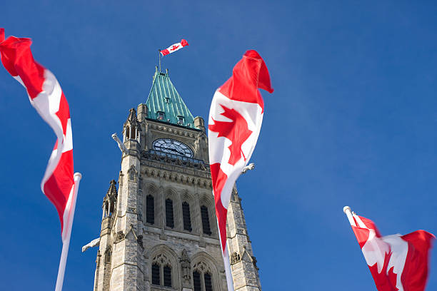 das parlament von kanada, peace tower, kanadische flags - canada stock-fotos und bilder