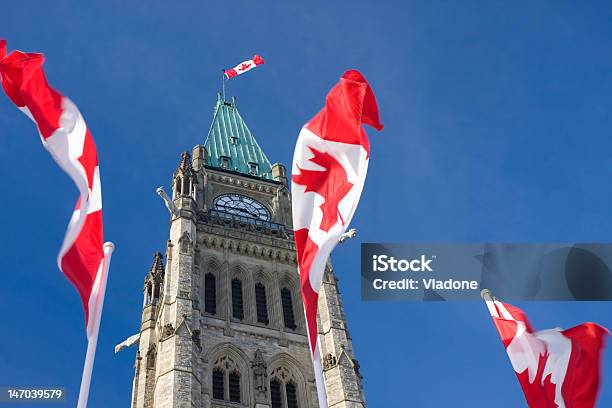 Photo libre de droit de Le Parlement Du Canada La Tour De La Paix Canadian Flags banque d'images et plus d'images libres de droit de Canada