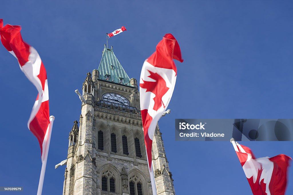Parlament Kanady, Pokój Tower, Kanadyjskie Flags - Zbiór zdjęć royalty-free (Kanada)