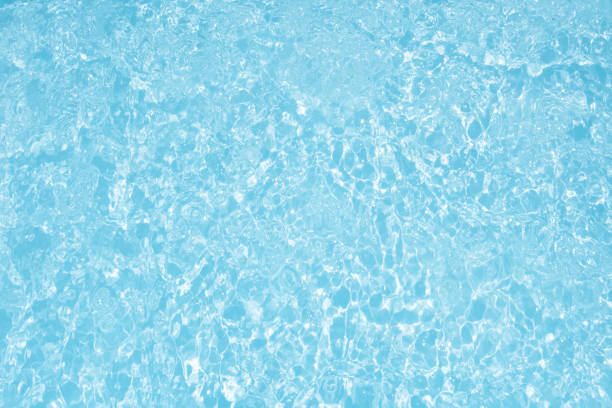 расфокус размытый прозрачный синий цвет прозрачной спокойной текстуры водной поверхности с брызгами и пузырьками. модный абстрактный фон  - положение вода стоковые фото и изображения