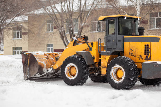 겨울에 눈으로 도시의 도로 청소 및 청소 - clear sky construction vehicle bulldozer commercial land vehicle 뉴스 사진 이미지