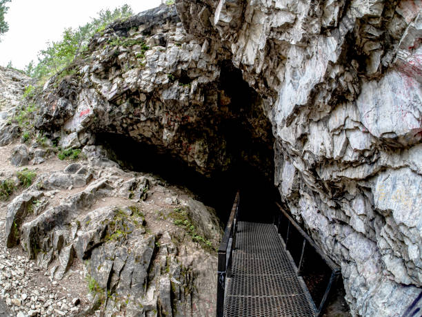 kyshtym시 근처의 sugomac산에있는 대리석 동굴 - south ural 뉴스 사진 이미지