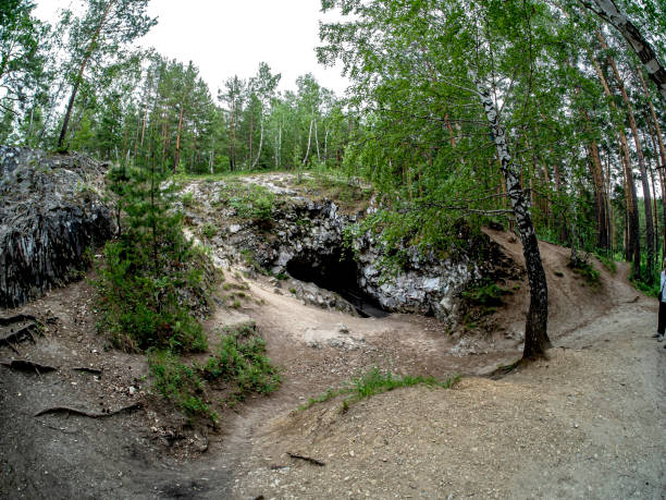 cueva de mármol en el monte sugomak cerca de la ciudad de kyshtym - south ural fotografías e imágenes de stock