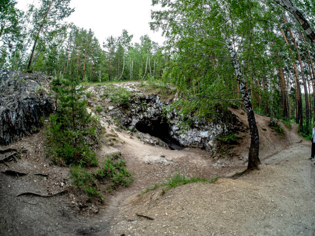 grotte de marbre sur le mont sugomak près de la ville de kyshtym - south ural photos et images de collection