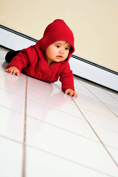 wanna'크로라 수 - baby tile crawling tiled floor 뉴스 사진 이미지