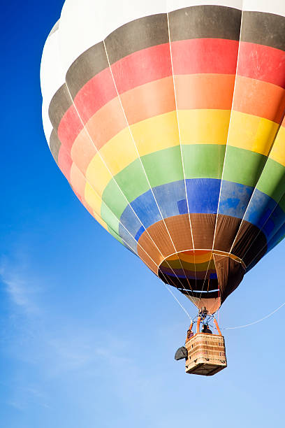 fluing ballon - hot air balloon flying heat people photos et images de collection