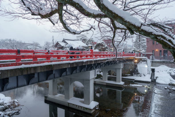 ponte nakabashi e água do córrego - togetsu kyo bridge - fotografias e filmes do acervo