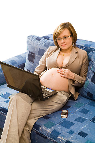 grossesse jeune femme à faire ses devoirs - typing busy business women photos et images de collection
