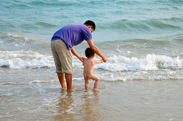 padre e bambino - surfy foto e immagini stock