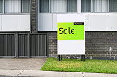 immobilien-zum-verkauf-schild.jpg?b=1&s=170x170&k=20&c=H03_afLWeFQ1spP6oUmVkJ7Bkv1m3DLbzAVTEjTyzX8=