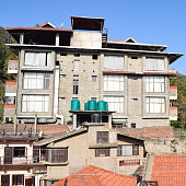 blick-auf-das-moderne-restaurant-auf-dem-dach-in-kasauli-himachal-pradesh-in-indien-blick-auf.jpg?b=1&s=170x170&k=20&c=TN8zREs4rQvRTU0IksWg5pCrNhBCmhHMo5y7aGncNew=
