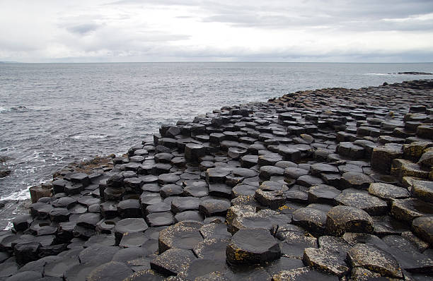 la calzada del gigante (espacio para texto - national trust northern ireland uk rock fotografías e imágenes de stock