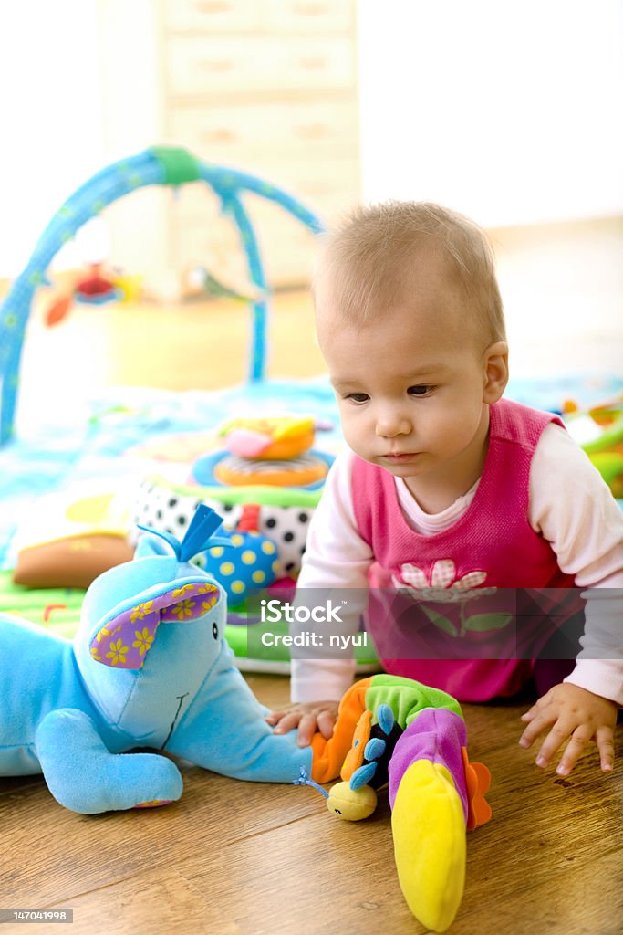 Bébé jouant à la maison - Photo de 6-11 mois libre de droits