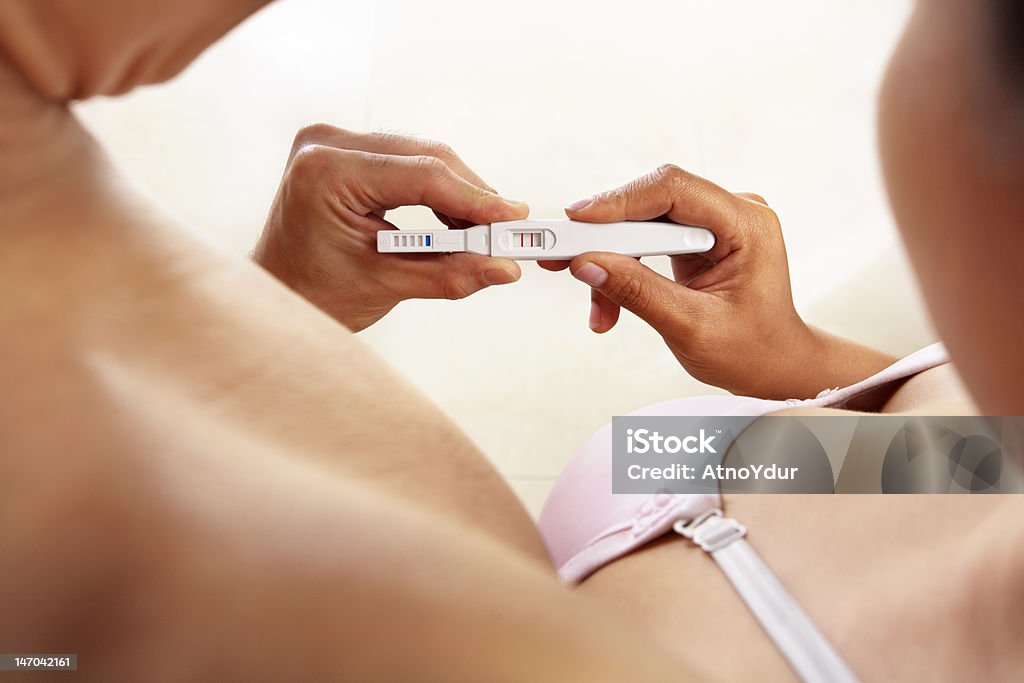 カップルのチェック妊娠テスト - アジアおよびインド民族のロイヤリティフリーストックフォト