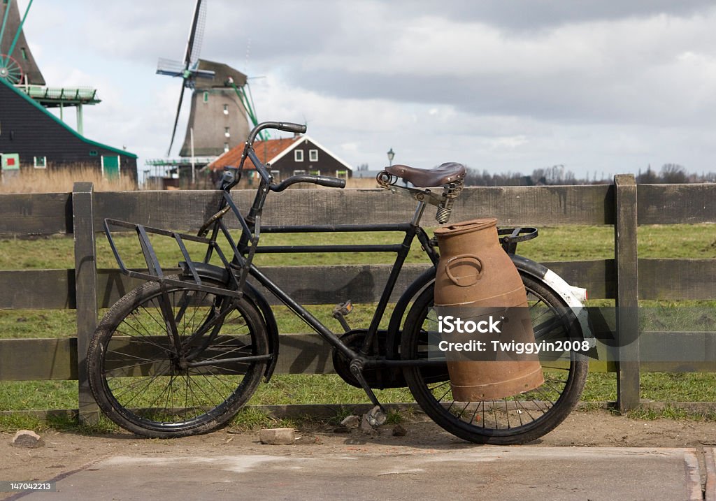 Vieja bicicleta - Foto de stock de 1960-1969 libre de derechos