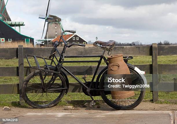 Vieja Bicicleta Foto de stock y más banco de imágenes de 1960-1969 - 1960-1969, Antigualla, Bicicleta