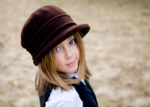 heureuse petite fille portant un chapeau marron - child blank expression pensive focus on foreground photos et images de collection