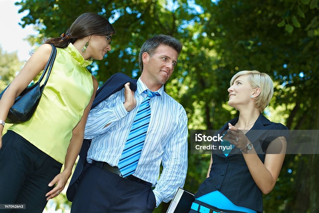 Geschäftsleute gehen im Freien im park - Lizenzfrei Berufliche Partnerschaft Stock-Foto