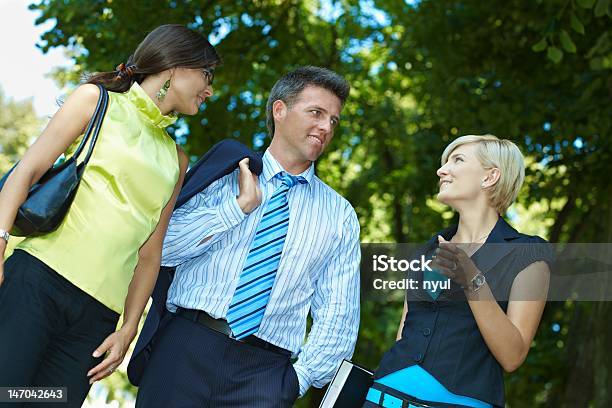 Empresários A Caminhar Ao Ar Livre No Parque - Fotografias de stock e mais imagens de Andar - Andar, Colleague, Discussão