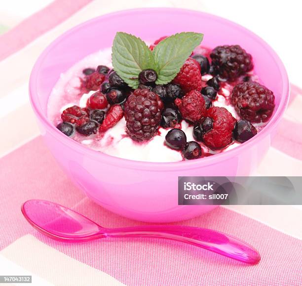 Joghurt Mit Beeren Stockfoto und mehr Bilder von Amerikanische Heidelbeere - Amerikanische Heidelbeere, Beere - Obst, Blatt - Pflanzenbestandteile