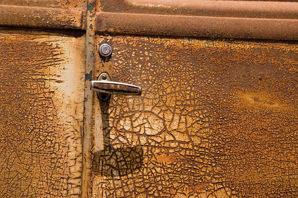 arrugginito vecchia auto porta - vehicle door rusty old fashioned old foto e immagini stock