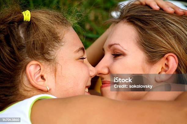 Foto de Feliz Mãe E Filha Sorrindo e mais fotos de stock de 30 Anos - 30 Anos, Abraçar, Adulto