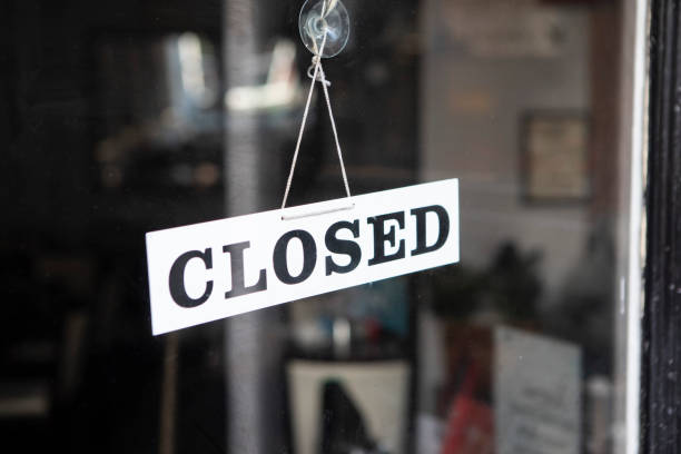 istock Closed sign in shop window 1470440108