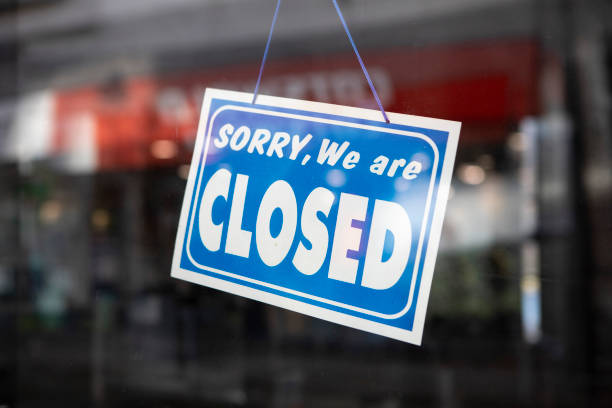 Closed sign in shop window Sign hanging on the inside of a shop door closed sign stock pictures, royalty-free photos & images