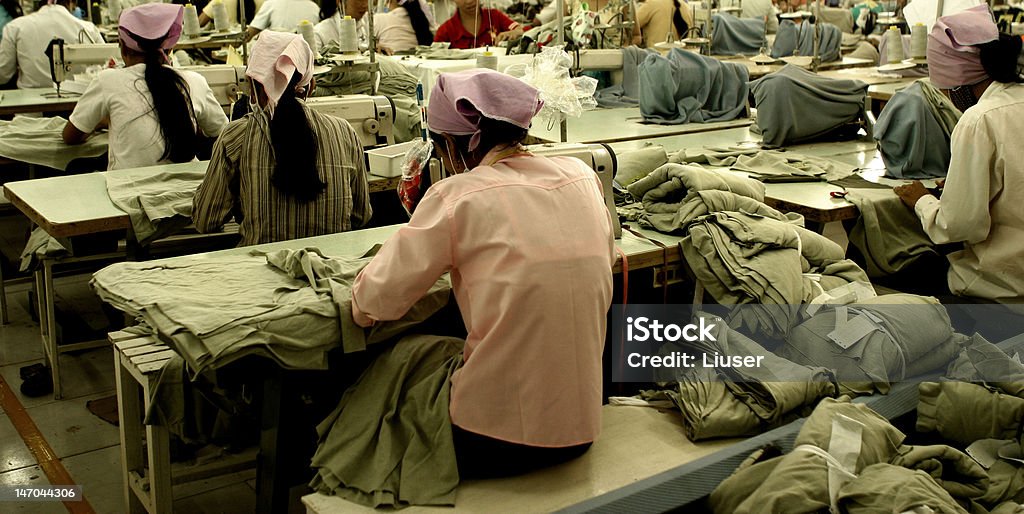 근로자에게 의복 공장 동남아시아 - 로열티 프리 노동 집약성 생산 라인 스톡 사진
