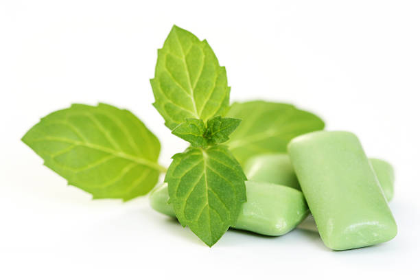 chewing-gum chewing-gum with fresh mint on white - food and drink mint chewing gum stock pictures, royalty-free photos & images