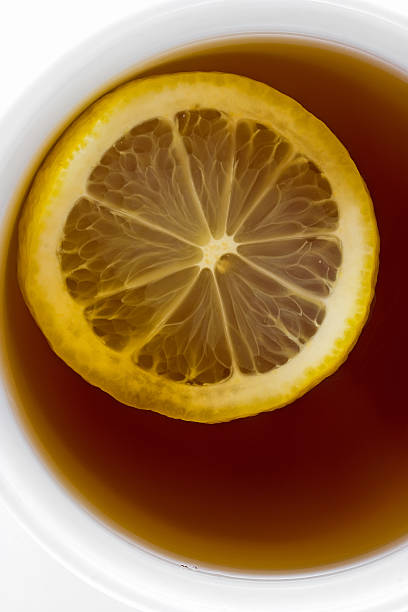레몬색 컵에 향기로운 차와. 스톡 사진