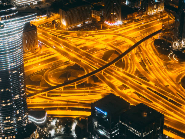 vista aérea do centro de dubai com estradas, dubai mall e a fonte à noite, do deck do observatório burj khalifa nos emirados árabes unidos - middle east highway street night - fotografias e filmes do acervo