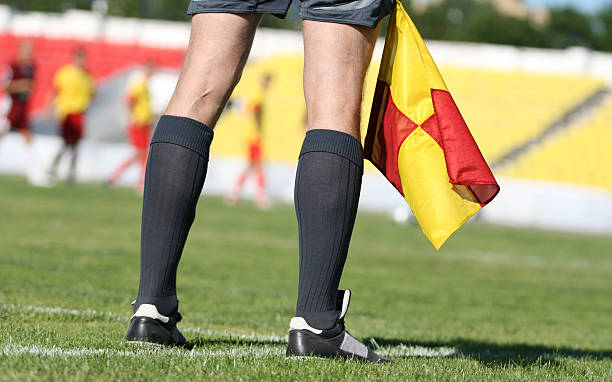 fußball oder fußball-schiedsrichter - referee soccer authority linesman stock-fotos und bilder