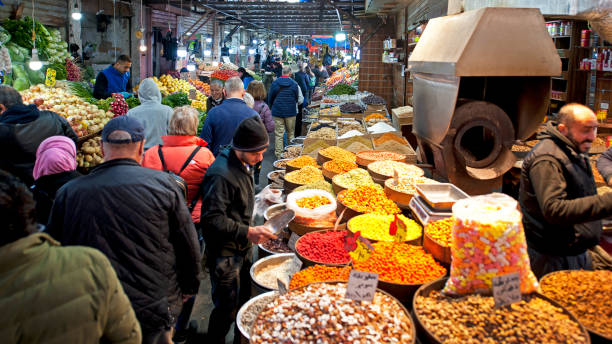 mercato ortofrutticolo coperto occupato, il souk, centro di amman, giordania - jordan amman market people foto e immagini stock