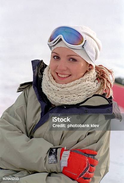 Piękna Kobieta W Zimowych Wakacji - zdjęcia stockowe i więcej obrazów Biały - Biały, Chłodny, Ciepła odzież
