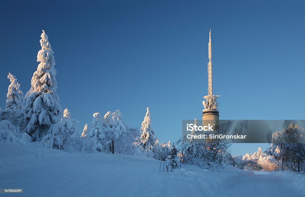 Tryvann Tower fora de Oslo - Foto de stock de Noruega royalty-free